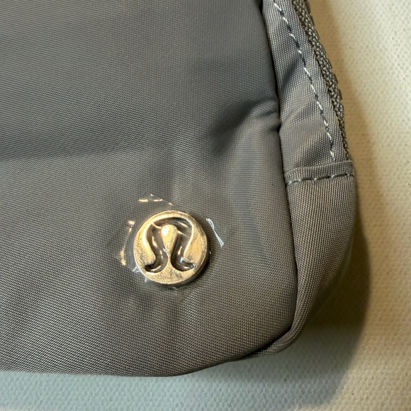 NWT LULULEMON GRAY EVERYWHERE BELT BAG 1L (B) - Picture 3 of 7